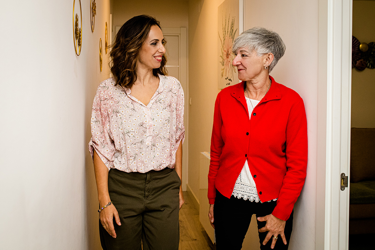 araceli vazquez psicologa irun mi objetivo - Araceli Vázquez Psicóloga en Irún Araceli Vázquez, psicóloga en Irún, conversando con una paciente en el pasillo de su gabinete, reflejando confianza y conexión en el proceso terapéutico