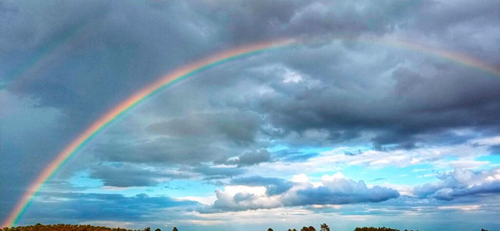 araceli vazquez psicologa irun mi yo profesional - Araceli Vázquez Psicóloga en Irún Arco iris sobre un cielo nublado, simbolizando el crecimiento personal y el equilibrio emocional en el proceso terapéutico con Araceli Vázquez, psicóloga en Irún