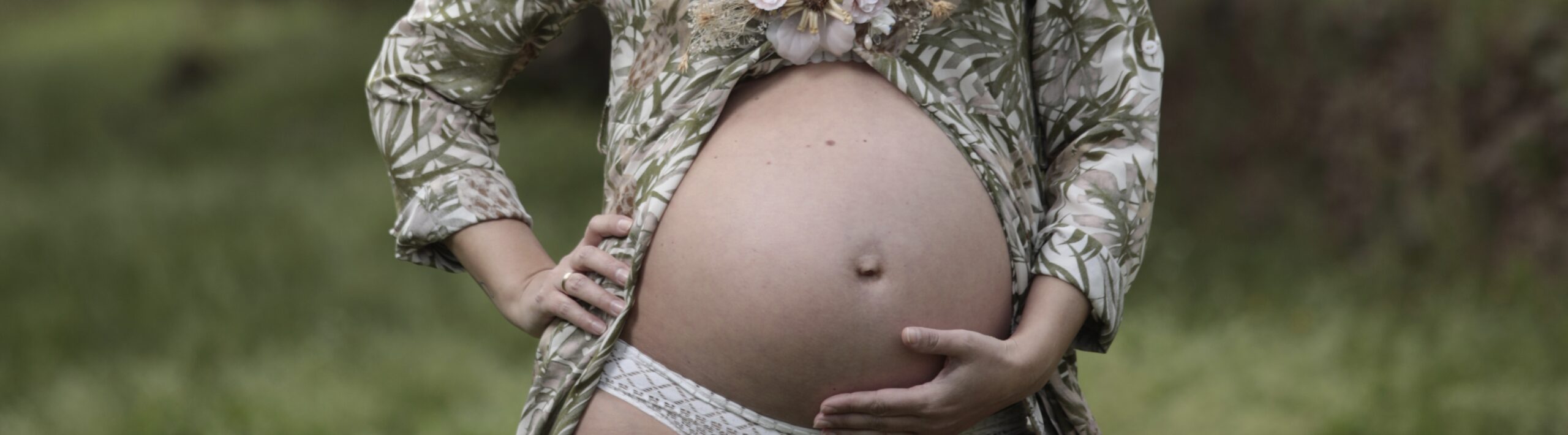 embarazo psicologia perinatal irun araceli vazquez - Araceli Vázquez Psicóloga en Irún Mujer embarazada sosteniendo su vientre con las manos, simbolizando el proceso de maternidad y el apoyo psicológico en Gabinete de Psicología Araceli Vázquez en Irún