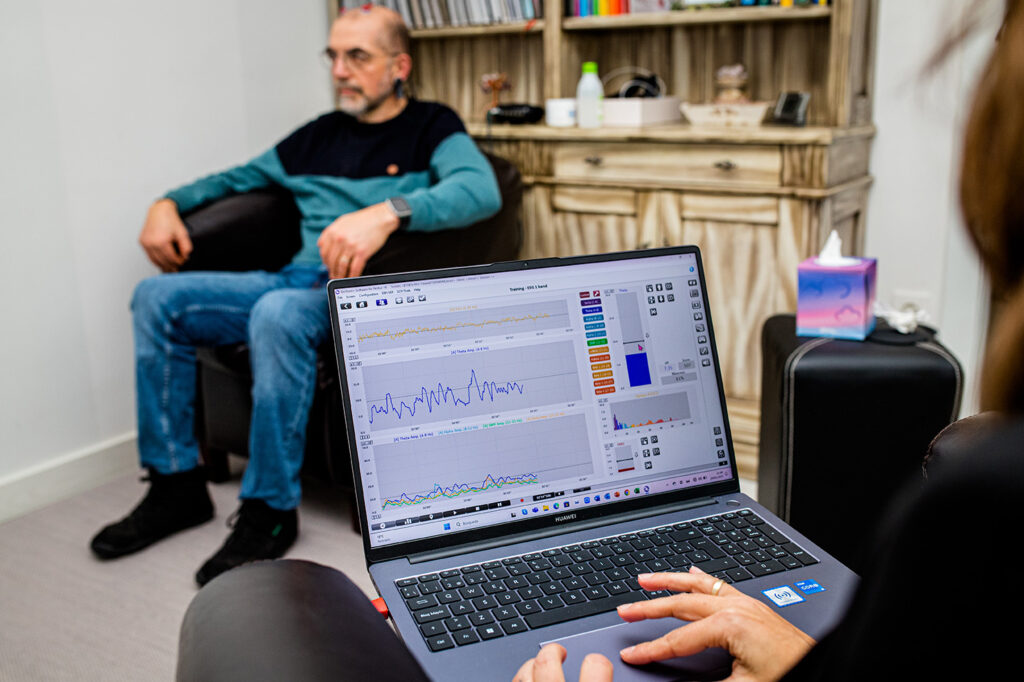 neurofeedback araceli vazquez irun - Araceli Vázquez Psicóloga en Irún Sesión de neurofeedback en Gabinete de Psicología Araceli Vázquez en Irún, Guipúzcoa, con monitorización de datos cerebrales en una pantalla de ordenador