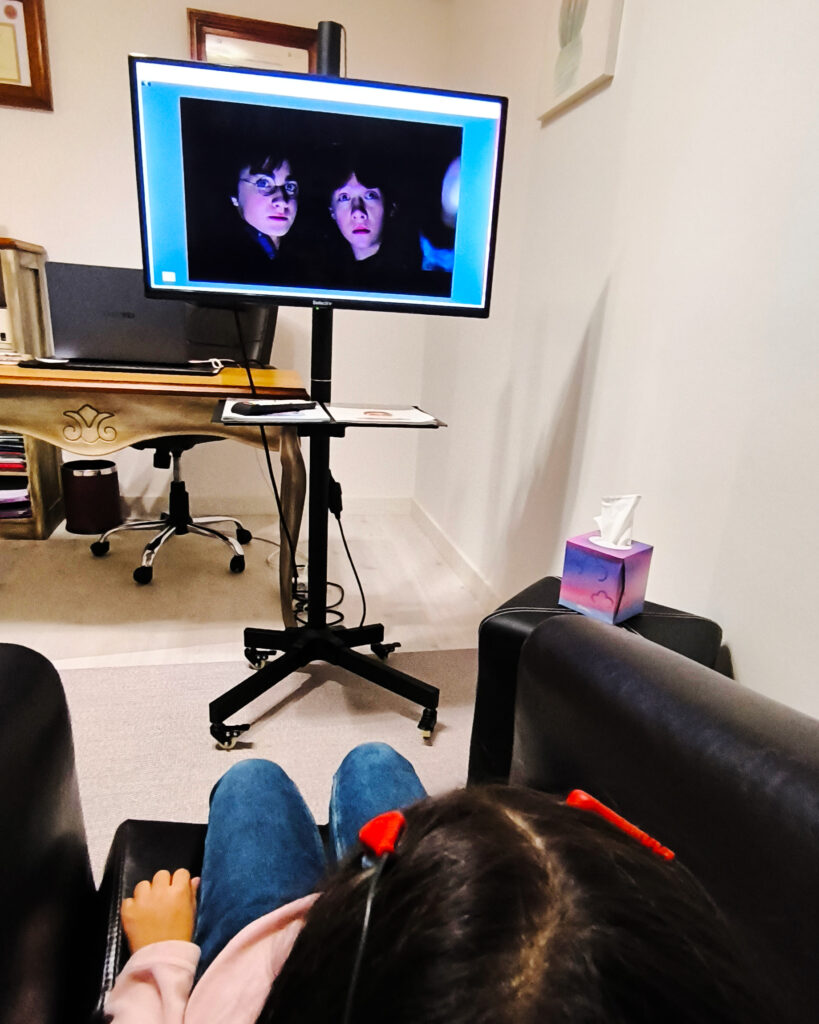 neurofeedback biofeedback araceli vazquez irun - Araceli Vázquez Psicóloga en Irún Sesión de neurofeedback en Gabinete de Psicología Araceli Vázquez en Irún, Guipúzcoa, con una paciente infantil viendo una pantalla