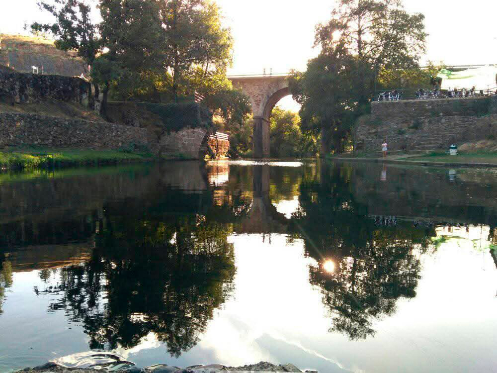 puente lago reflejo araceli vazquez irun - Araceli Vázquez Psicóloga en Irún Reflejo de un puente de piedra sobre un lago, simbolizando serenidad y conexión con la naturaleza, parte del entorno de Araceli Vázquez en Irún