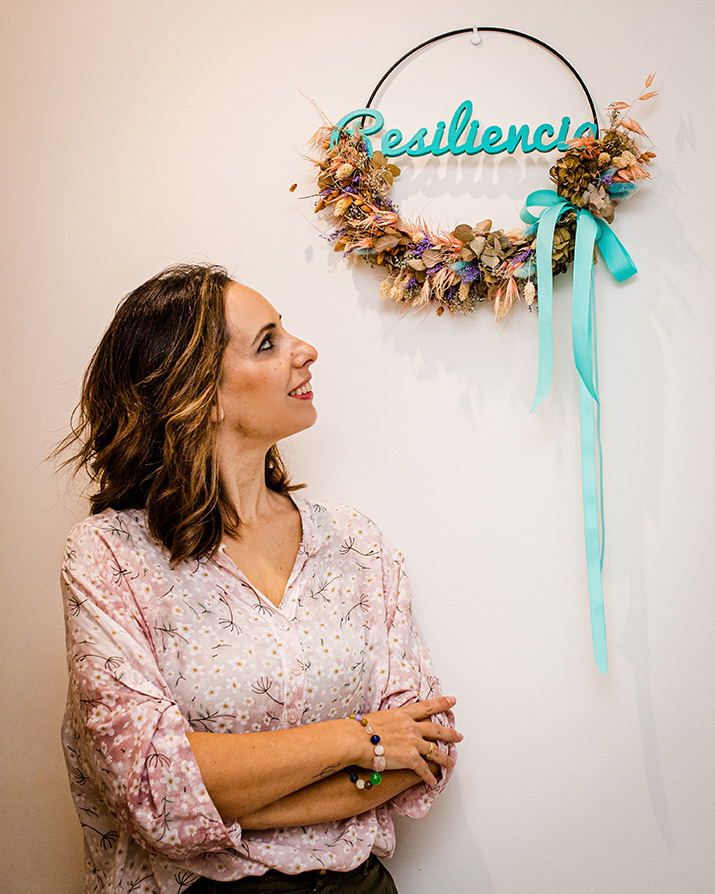 resiliencia psicologia araceli vazquez irun - Araceli Vázquez Psicóloga en Irún Araceli Vázquez, psicóloga en Irún, mirando un adorno en la pared con la palabra "Resiliencia"
