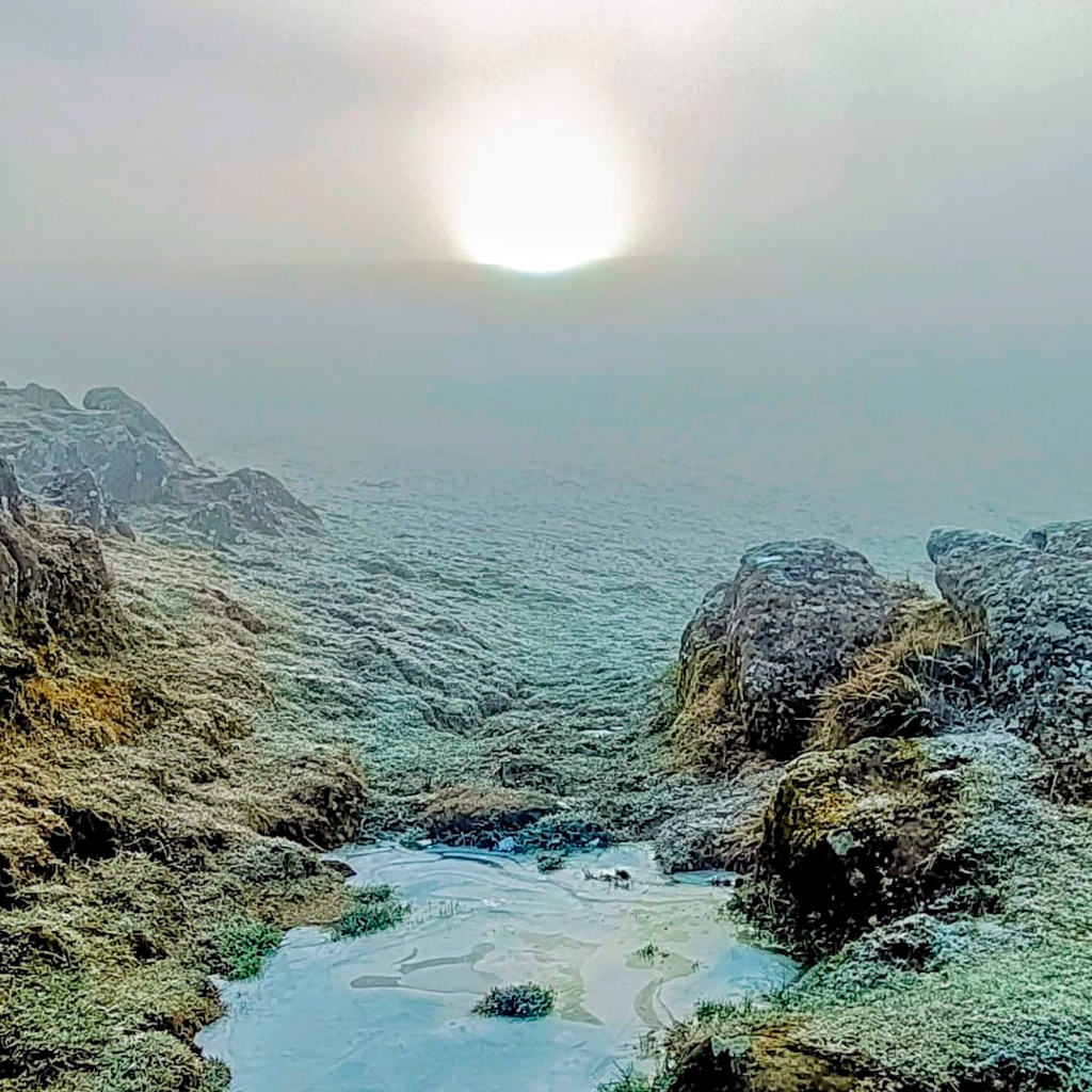 Salida del sol sobre un paisaje cubierto de escarcha, simbolizando la superación de traumas del pasado con ayuda de Araceli Vázquez en Irún