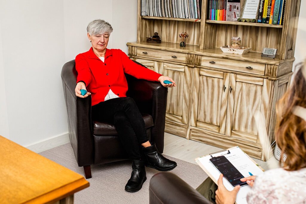 terapia emdr sesion psicologia irun guipuzcoa araceli vazquez - Araceli Vázquez Psicóloga en Irún Mujer participando en una sesión de terapia EMDR en Gabinete de Psicología Araceli Vázquez en Irún, Guipúzcoa