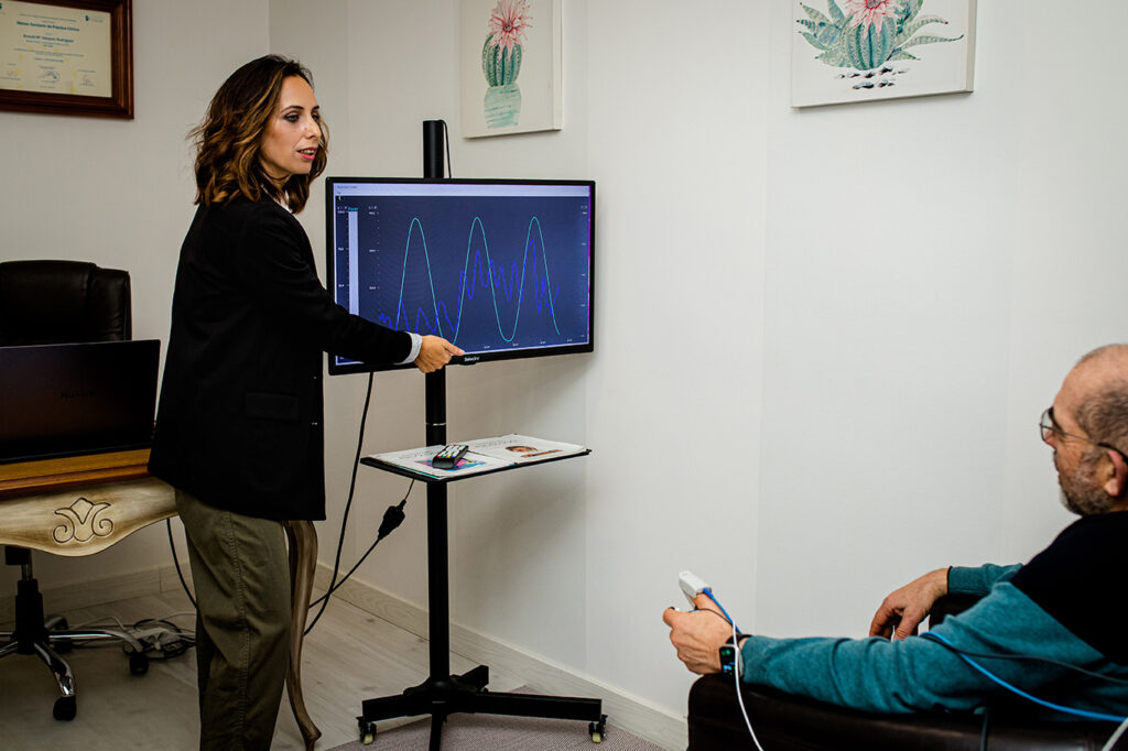 terapia neurofeedback araceli vazquez irun - Araceli Vázquez Psicóloga en Irún Sesión de neurofeedback en Gabinete de Psicología Araceli Vázquez en Irún, con la psicóloga mostrando datos de actividad cerebral en una pantalla